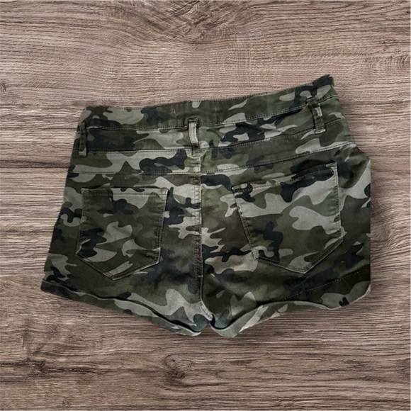 NWOT Camo Print Women's Shorts - Picture 2 of 2